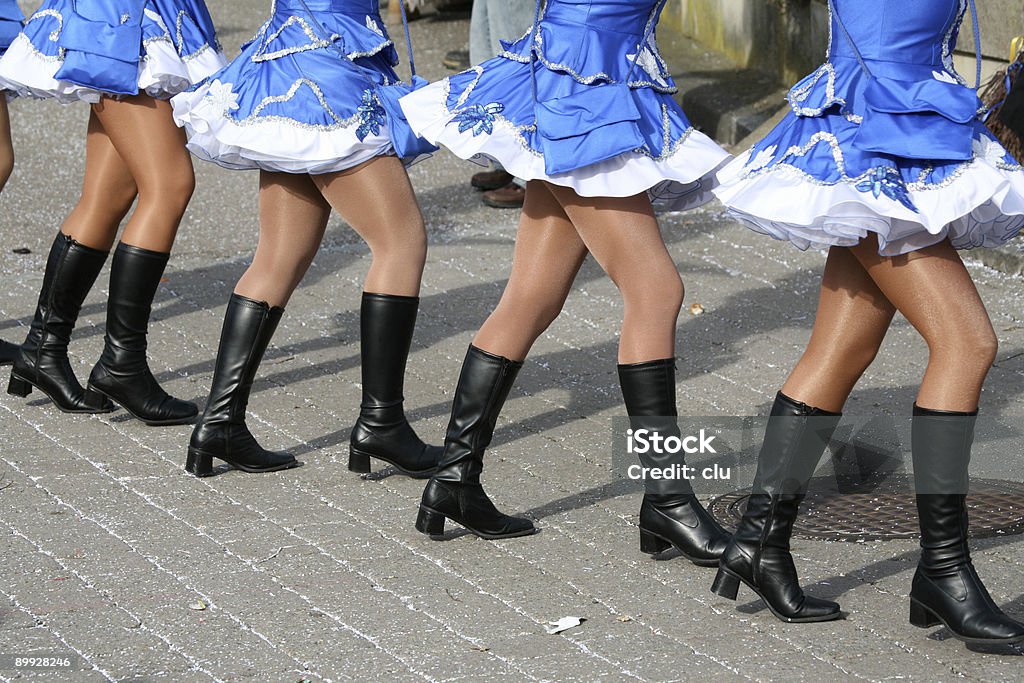 Weibliche Dance Gruppe während FASCHINGSPARADE Nahaufnahme - Lizenzfrei Blau Stock-Foto