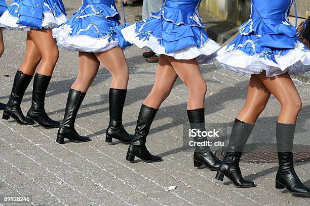 Weibliche Dance Gruppe Während Faschingsparade Nahaufnahme Stockfoto und mehr Bilder von Blau