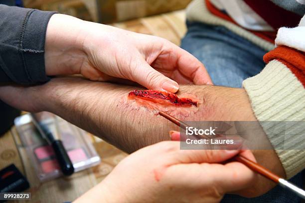 Schaffung Eines Künstlichen Wunde Stockfoto und mehr Bilder von Berufliche Beschäftigung - Berufliche Beschäftigung, Beschädigt, Bildeffekt