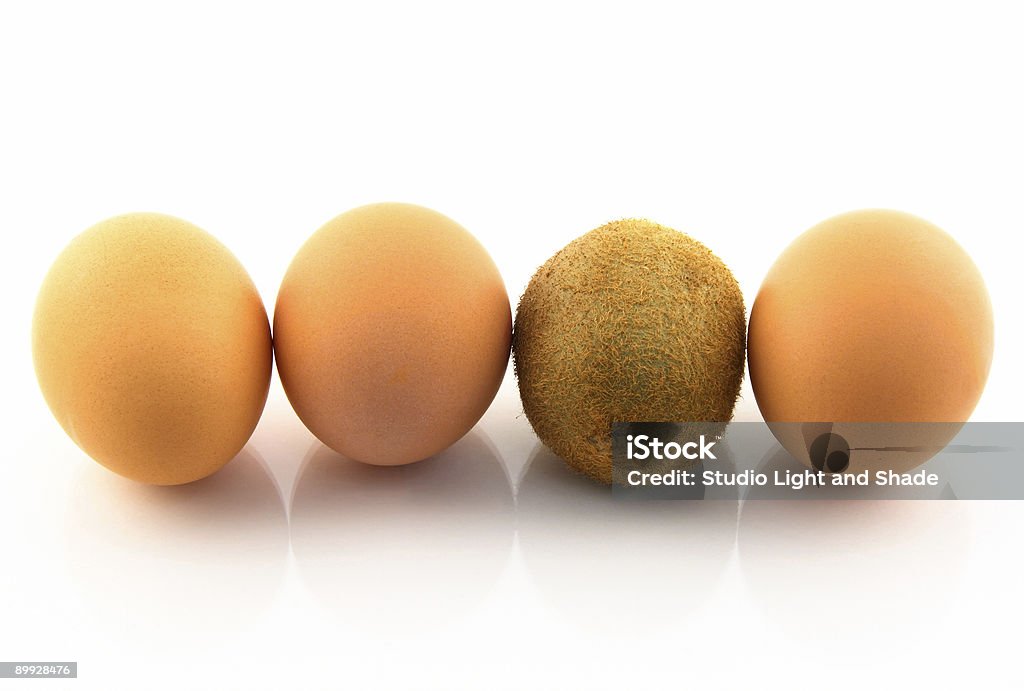 Kiwi, finge di essere un uovo - Foto stock royalty-free di Frutto Kiwi