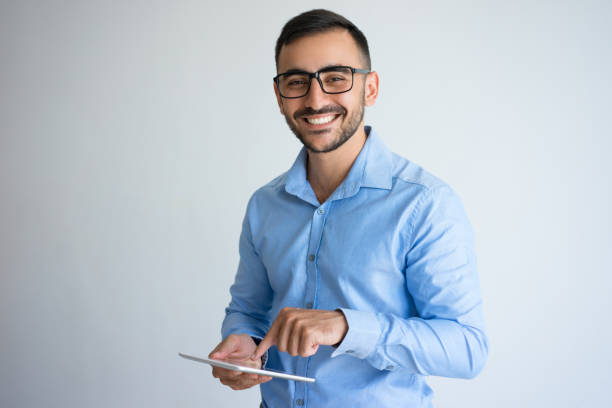 buon uomo d'affari bello usando tablet - close up businessman corporate business side view foto e immagini stock