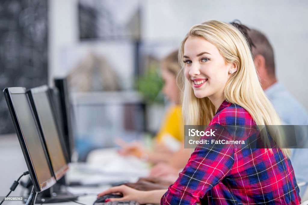 Women Using Desktop Woman Using A Desktop Stock Photo - Download Image Now - 18-19 Years ...