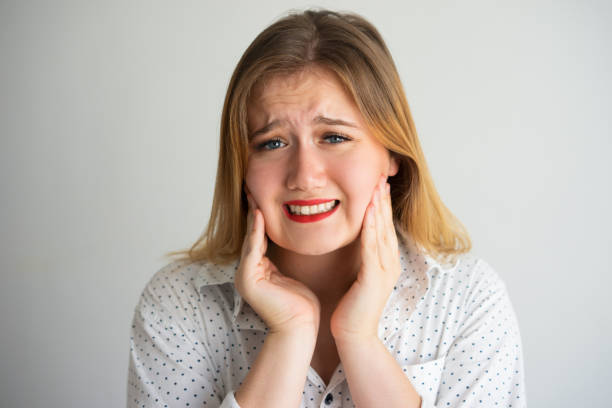 molestada estresante mujer sufre de dolor de muelas - chubby cheeks fotografías e imágenes de stock