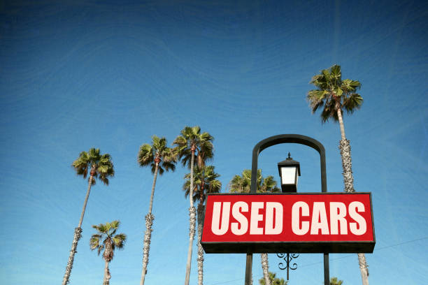 istock used cars sign 899287982