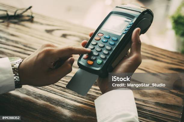 Hombre De Negocios Irreconocible Gastar Dinero En Café Foto de stock y más banco de imágenes de Tarjeta de crédito