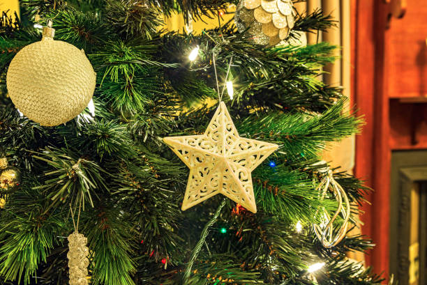 navidad home decor: 5 puntas estrella y orbe decoraciones colgantes del árbol de navidad - 5pointed fotografías e imágenes de stock