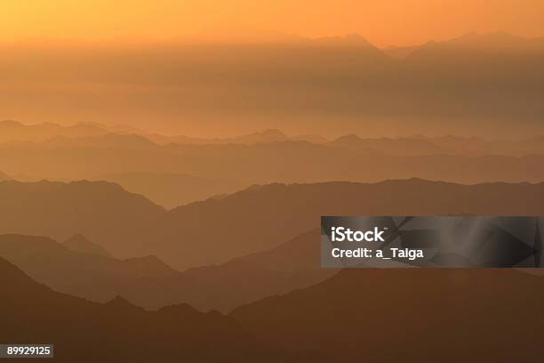 Dawn W Góry - zdjęcia stockowe i więcej obrazów Bez ludzi - Bez ludzi, Bezchmurne niebo, Dolina