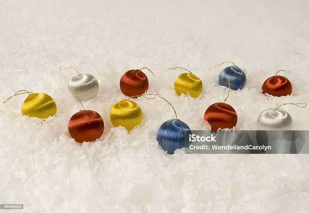 Mini ballons de Noël sur la neige avec espace pour copie - Photo de Boule de Noël libre de droits