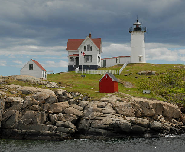 ruhigen tag an der cape neddick - maine flag nubble lighthouse new england stock-fotos und bilder