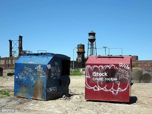 Graffiti Urbano Em Lona - Fotografias de stock e mais imagens de Etiqueta - Mensagem - Etiqueta - Mensagem, Grafite - Produto Artístico, Abandonado