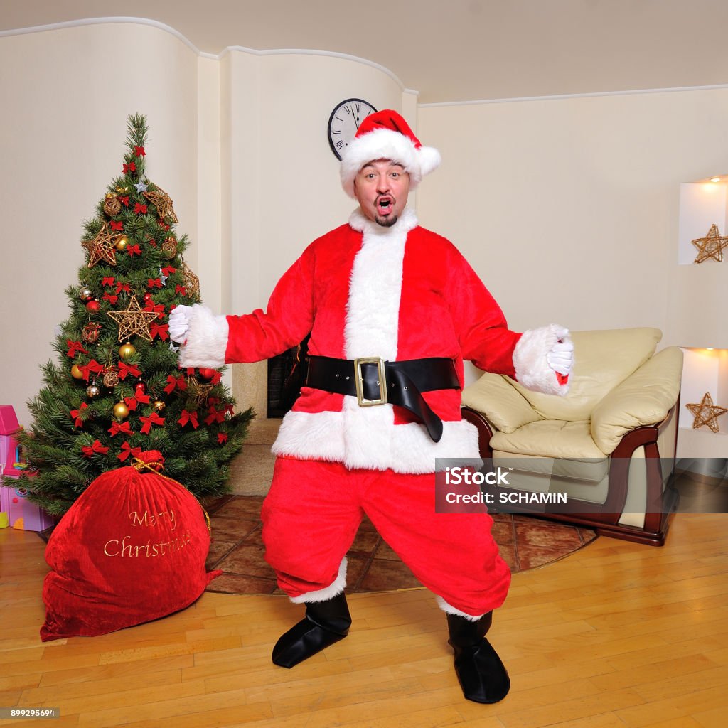Árbol De Navidad Bolso Del Regalo Chimenea Hombres Vestidos Como Santa Bailando El Tonto Del Juego Mira Loco Foto de stock y más banco de imágenes de 35-39 años - iStock Árbol De Navidad Bolso Del Regalo Chimenea Hombres Vestidos Como Santa Bailando El Tonto Del Juego Mira Loco Foto de stock y más banco de imágenes de 35-39 años - iStock