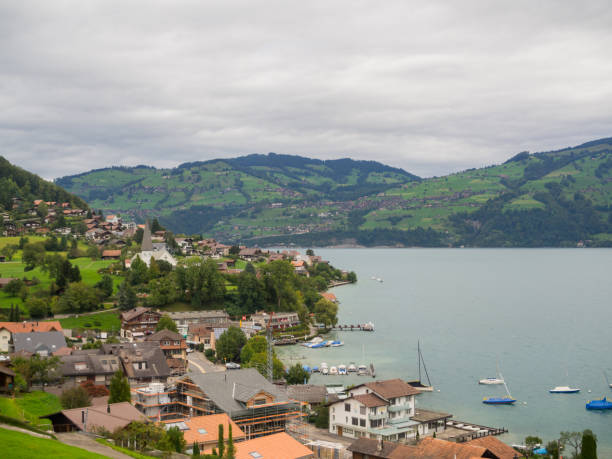 spiez vista cidade de hill na suíça - switzerland lake thun people spiez - fotografias e filmes do acervo