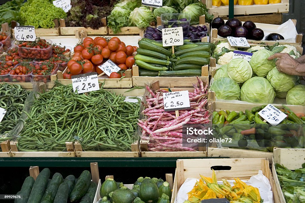 Mercado abierto, frutas y Vegatables de venta - Foto de stock de Etiqueta de precio libre de derechos