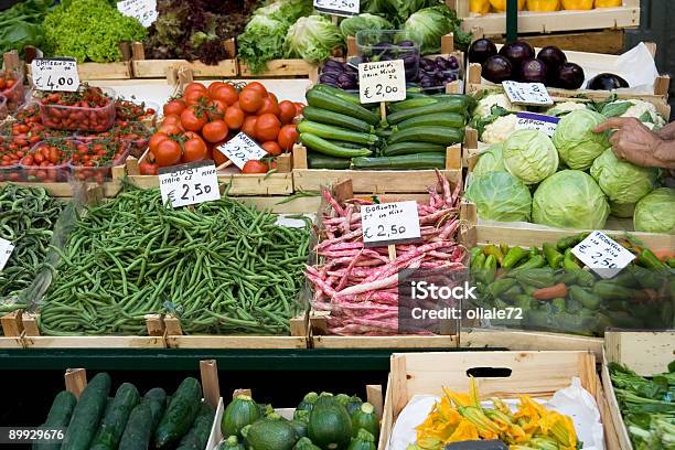 Mercado Abierto Frutas Y Vegatables De Venta Foto de stock y más banco de imágenes de Etiqueta de precio - Etiqueta de precio, Mercado - Espacio de comercio, Moneda de la Unión Europea