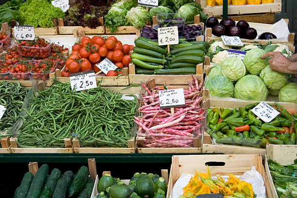 mercato aperto, frutta e vegatables in vendita - cucumber vegetable plant single flower foto e immagini stock