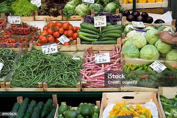 Mercato Aperto Frutta E Vegatables In Vendita - Fotografie stock e altre immagini di Prezzo - Messaggio - Prezzo - Messaggio, Mercato - Luogo per il commercio, Simbolo dell'euro
