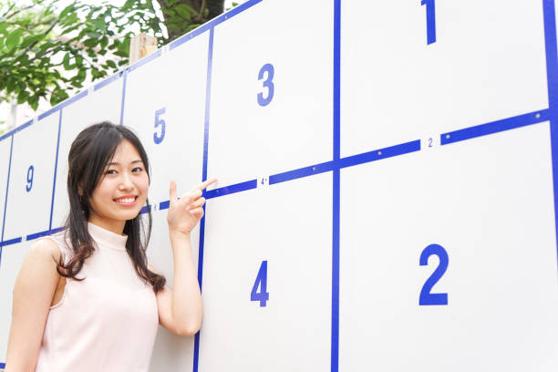 istock Young woman going to voting 899297150