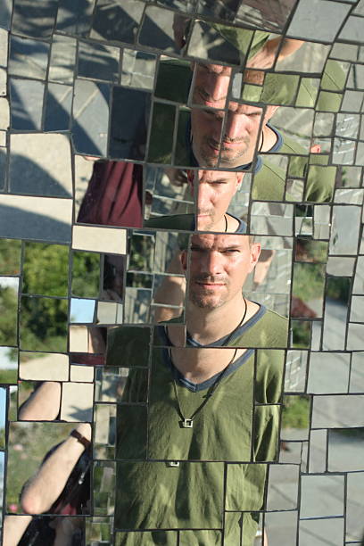 psicóticas - mirror broken mosaic mirrored pattern imagens e fotografias de stock