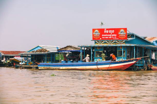 캄퐁 phluk의 부동 마을 tonle 수액 호수, 캄보디아 씨엠립 주에 죽 마에 집 - flood people asia cambodia 뉴스 사진 이미지