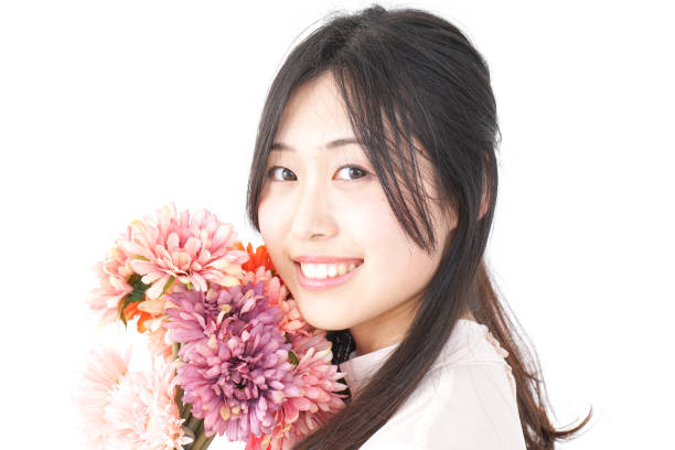 istock Young woman having flower bouquet 899305540