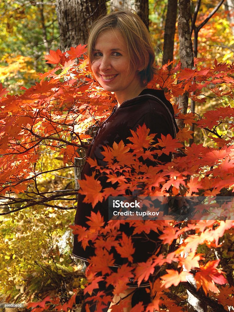 Garota feliz no outono maple floresta - Foto de stock de Alegria royalty-free
