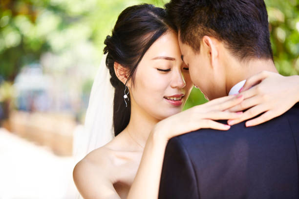 retrato al aire libre de una pareja de boda - boda coreana fotografías e imágenes de stock