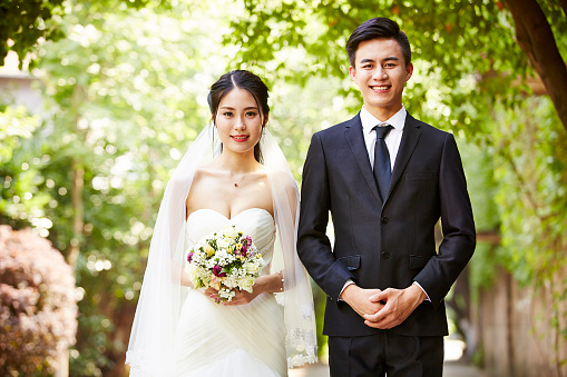 Retrato de pareja asiática recién casado photo