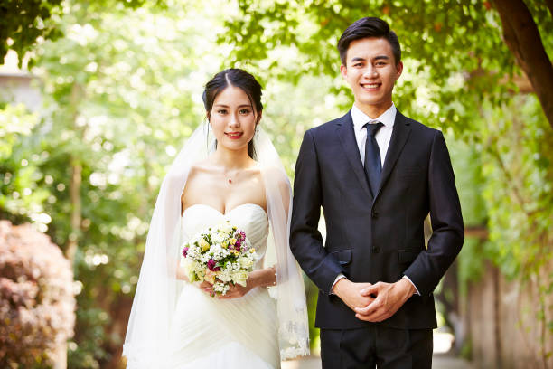 retrato de pareja asiática recién casado - recién casados fotos fotografías e imágenes de stock