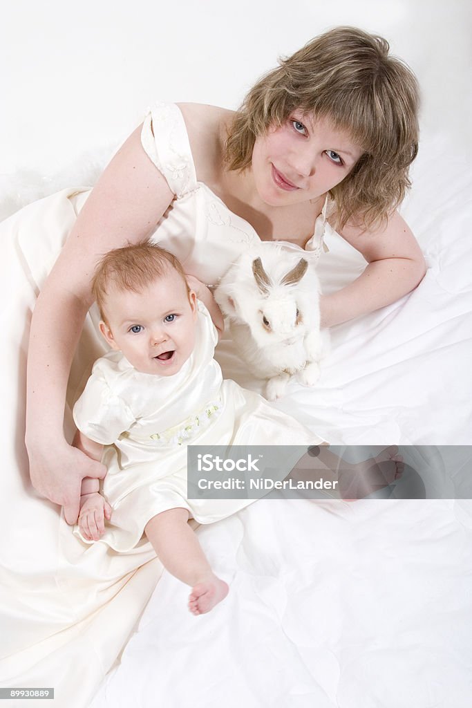 엄마와 아기, 토끼 - 로열티 프리 6-11 개월 스톡 사진