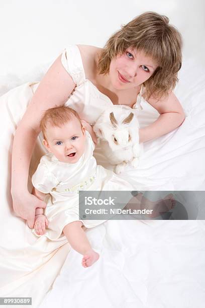 Matka I Dziecko Z Króliczymi - zdjęcia stockowe i więcej obrazów 6 - 11 miesięcy - 6 - 11 miesięcy, Biały, Córka