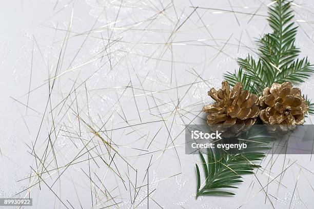Cartão De Natal Com Abeto Ramos E Cones De Ouro - Fotografias de stock e mais imagens de Abeto - Abeto, Agulha - Parte de planta, Bola de Árvore de Natal