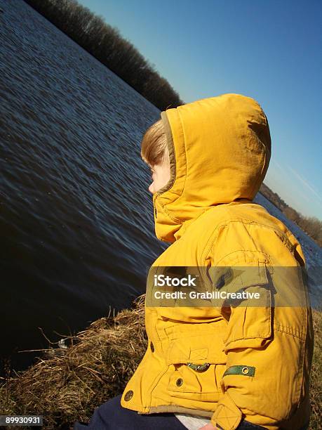 Малыш В Воде Grand River Мичиган — стоковые фотографии и другие картинки Безопасность - Безопасность, Вертикальный, Весна