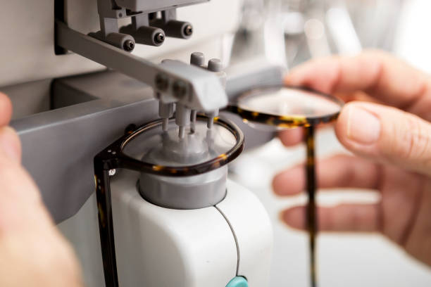 augenheilkunde medizinisches instrument messen glas auf brillen - eyewear stock-fotos und bilder
