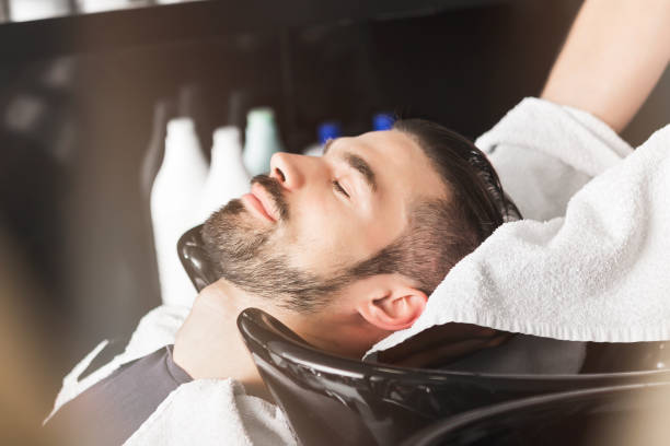 al parrucchiere lavare i capelli - men hairdresser human hair hairstyle foto e immagini stock
