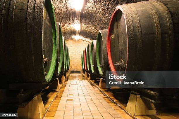 Botti Di Vino - Fotografie stock e altre immagini di Azienda vinicola - Azienda vinicola, Cantina, Marsala