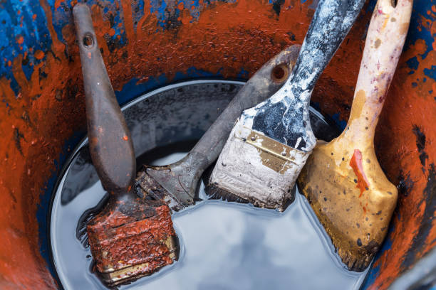 istock Old paint brush in paint bucket. 899313188