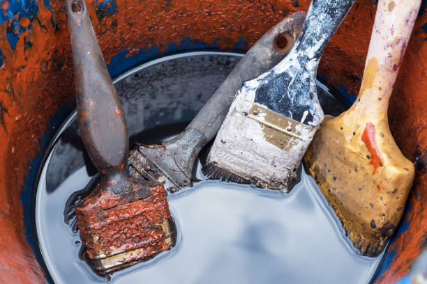 istock Old paint brush in paint bucket. 899313238