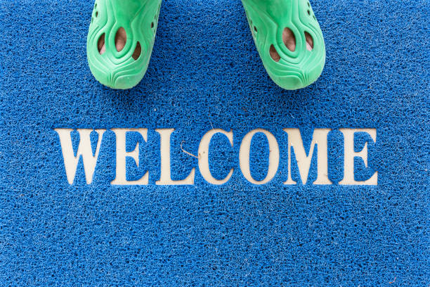 приветственный коврик на полу. - welcome sign doormat greeting floor mat стоковые фото и изображения