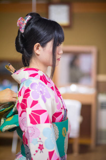 istock Young woman setting up kimono 899314144