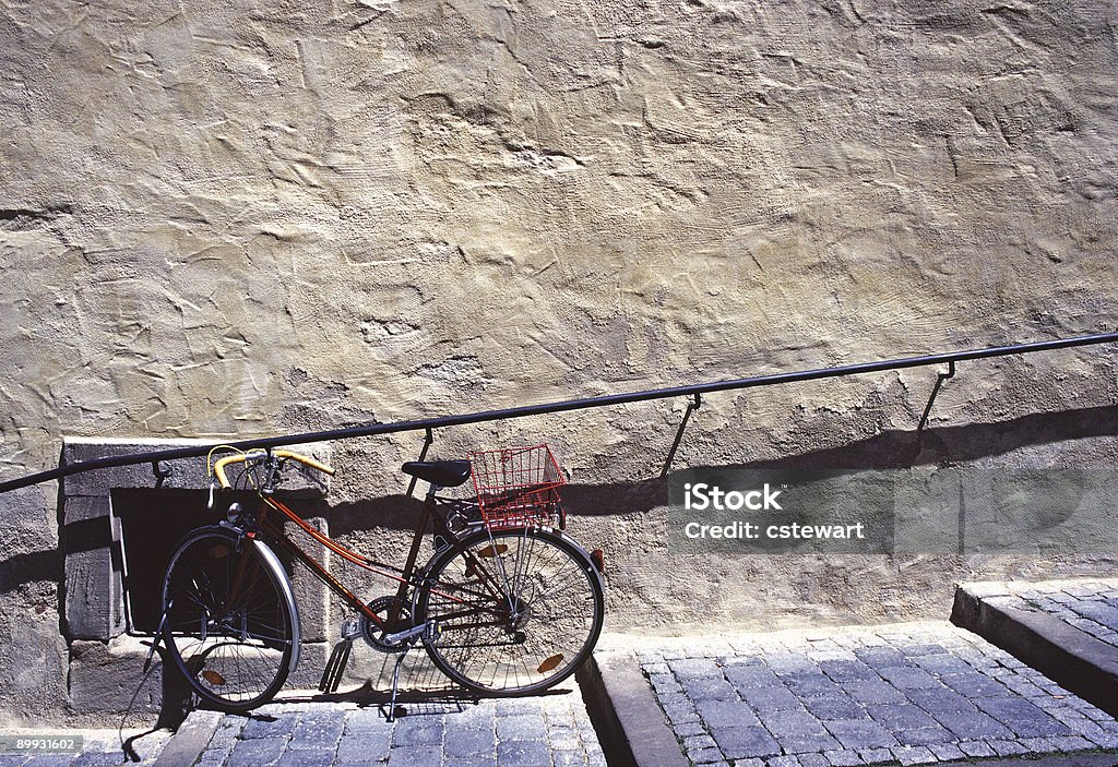 Zaparkowany rowerze wzdłuż tekstura Ściana - Zbiór zdjęć royalty-free (Bicykl)