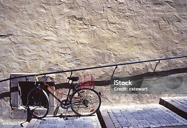 Zaparkowany Rowerze Wzdłuż Tekstura Ściana - zdjęcia stockowe i więcej obrazów Bicykl - Bicykl, Tübingen, Badenia-Wirtembergia