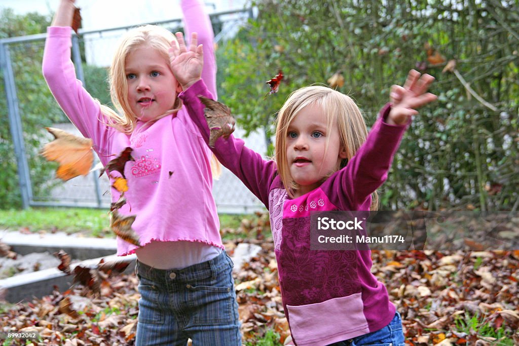 Duas Meninas brincando com folhas de Outono - Royalty-free Adolescente Foto de stock