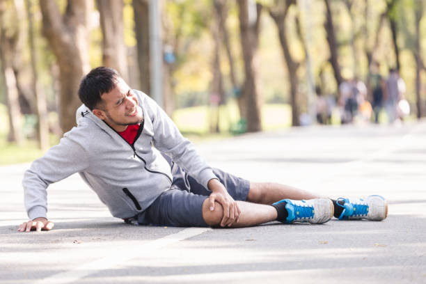 istock Asian young sport man knee injury 899320754