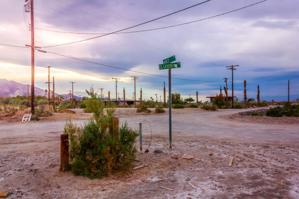 città fantasma americana in rovina. crocevia a salton salton city. - bombay beach foto e immagini stock