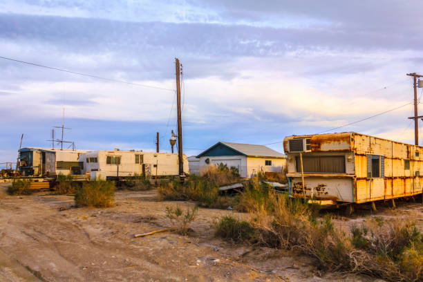 budynki, stare przyczepy w bombay beach, salton city, kalifornia, stany zjednoczone. - shack hut old obsolete zdjęcia i obrazy z banku zdjęć