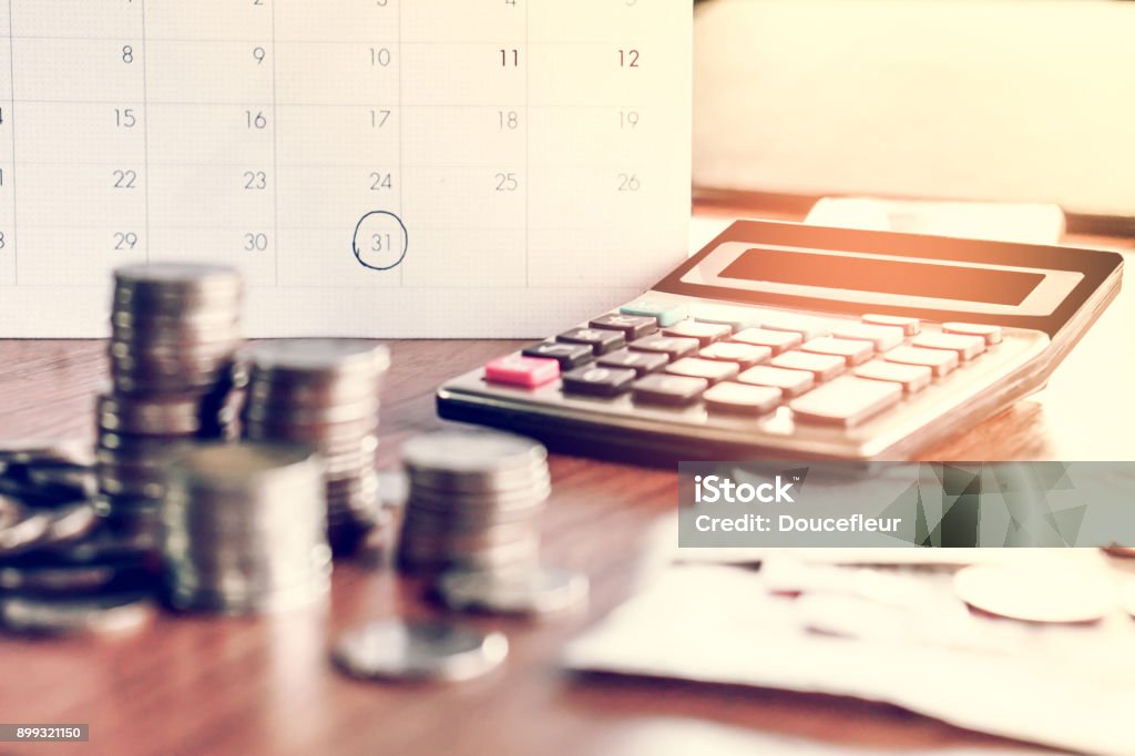 cobrança de dívidas e conceito de temporada imposto com calendário prazo lembram nota, moedas, bancos, calculadora de mesa - Foto de stock de Dívida royalty-free