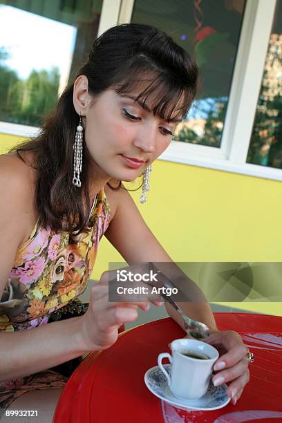 Mujer Con Una Taza De Café Foto de stock y más banco de imágenes de Actividades recreativas - Actividades recreativas, Adulto, Adulto joven