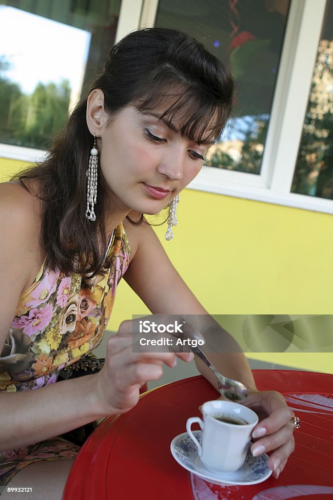 Mulher com uma xícara de café. - Foto de stock de Adulto royalty-free