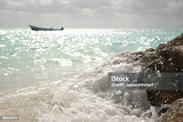 Foto de Bahama Barco E Praia e mais fotos de stock de Arrebentação - Arrebentação, Bahamas, Barco pesqueiro