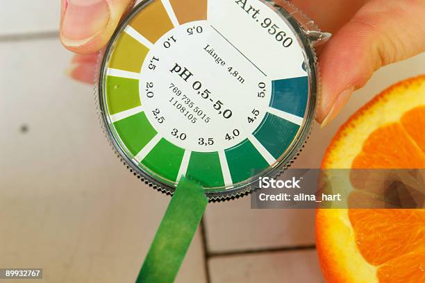 Fruta Laranja Determinação Do Valor De Ph - Fotografias de stock e mais imagens de Nível de pH - Nível de pH, Química, Balão - Artigo de Vidro de Laboratório